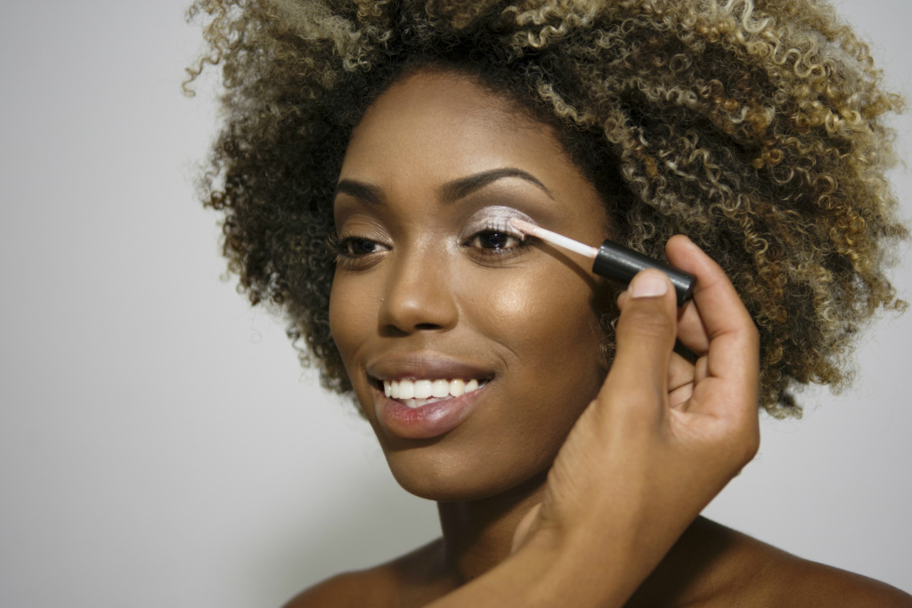 Para arrasar no Carnaval: make com glitter em apenas 5 passos Foto: Divulgação