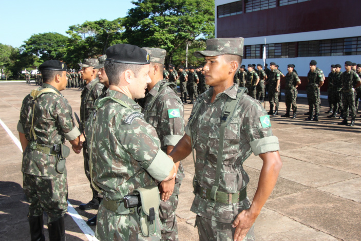 Solenidade Militar homenageia destaques do 17º RC MEC em Amambai Solenidade Militar homenageia destaques do 17º RC MEC em Amambai