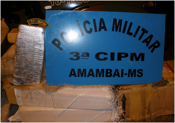 Maconha apreendida em veículo abandonado em Amambai. Foto: 3ª CIPM.