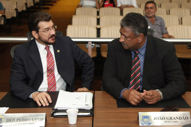 Kemp e Grandão analisam com preocupação a aprovação da PEC pela Câmara Federal / Foto: Victor Chileno