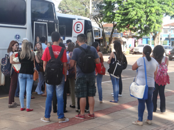 Vereador Brito pede abrigo nas paradas de ônibus do transporte universitário Parada de ônibus do transporte universitário, localizado na avenida Pedro Manvailer Foto: Moreira Produções