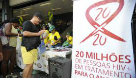 Campanha no Rio alerta torcedores para o uso de preservativos Campanha no Rio alerta torcedores para o uso de preservativos