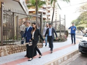 Esquema tinha 3 núcleos e rendeu R$ 67 milhões em propinas, aponta MPF Equipe da operação deixa edifício onde mora o governador Reinaldo Azambuja (Foto: Henrique Kawaminami)