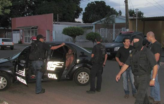 “Operação Boas Festas”: três são presos em Amambai em apenas dois dias Com o objetivo de garantir a segurança de comerciantes e clientes durante as festas de fim de ano, a Polícia Civil de MS deflagrou em todo o Estado a operação “Boas Festas”