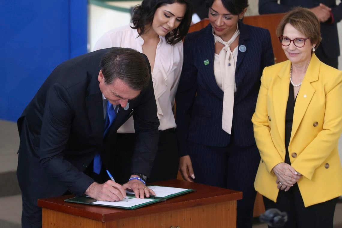 Bolsonaro assina decreto que incentiva servidor ao trabalho voluntário Antonio Cruz/ Agência Brasil