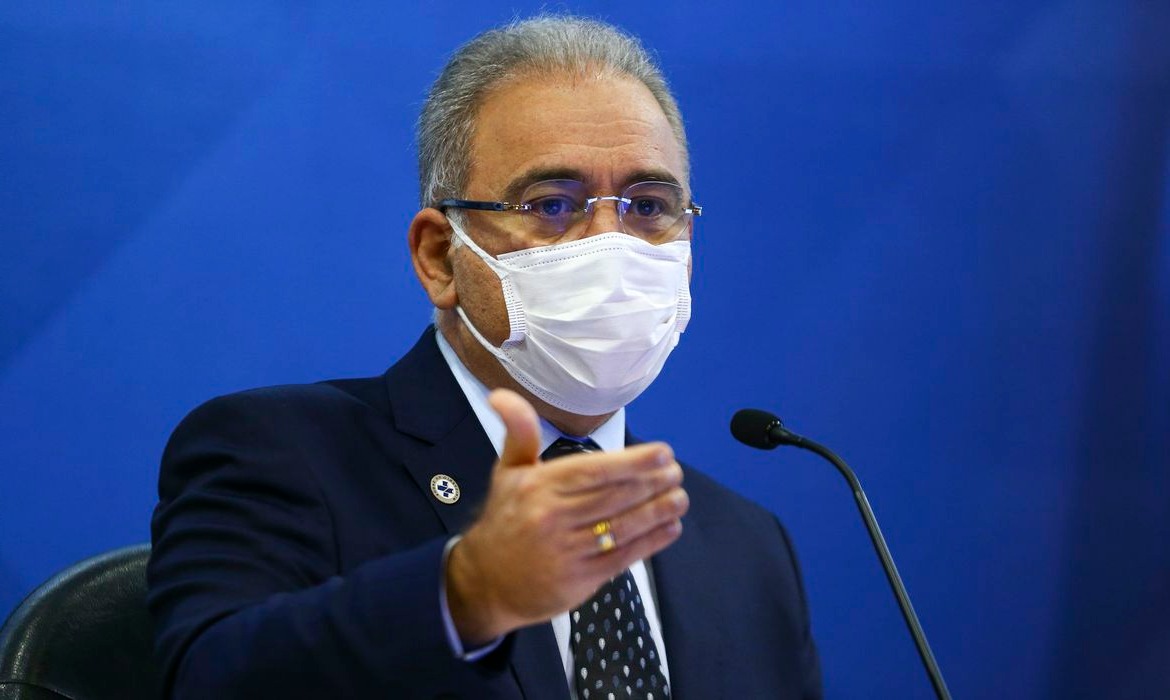 "Terceira dose só depois que avançarmos na segunda", diz ministro