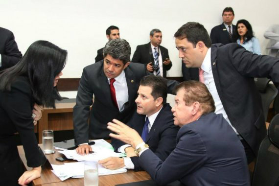 Deputados aprovam projeto de redução da alíquota do ICMS do diesel Deputados aprovam projeto de redução da alíquota do ICMS do diesel