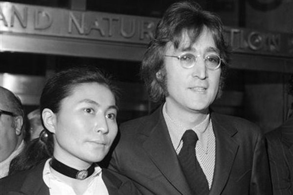 Casais apaixonados quando a música toca o coração John e Yoko