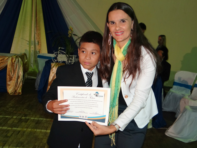Vera Lorensetti com um dos parlamentares mirins eleitos.