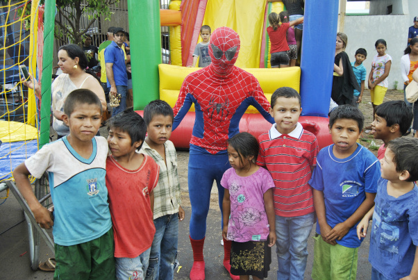 Empresas de Amambai promovem ação social no Dia das Crianças Durante toda a tarde, a criançada pôde se divertir / Foto: Moreira Produções