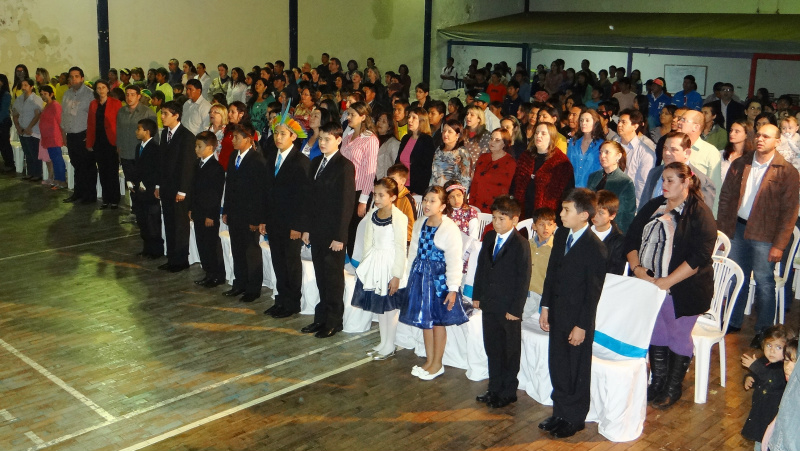 A solenidade de posse dos parlamentares mirins aconteceu na noite de quarta-feira (11), na quadra de esportes do Centro de Educação Infantil Terra Mater.