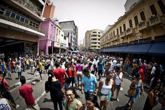 População brasileira é formada basicamente de pardos e brancos, mostra IBGE No Brasil, no ano passado, a população residente foi estimada em 205,5 milhões de pessoas. Em 2012, eram 198,7 milhões, uma variação de 3,4% - Marcelo Camargo/Agência Brasil