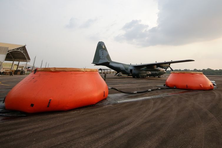 Governo registra diminuição de focos de incêndio na Amazônia Abastecimento com água da Aeronave Hércules C-130 da Força Aérea Brasileira no combate a focos de incêndio na Amazônia. - Isac Nóbrega/PR