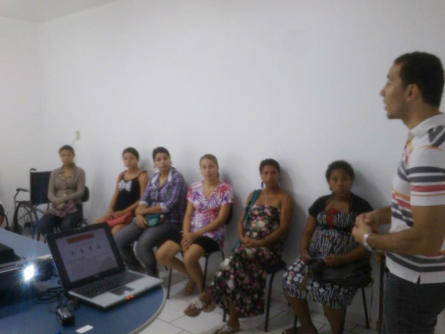 Programa Futuro Cidadão de Amambai promove gestação saudável O assistente social, Antonio Franco, com mães do programa Futuro Cidadão.