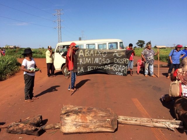 Índios bloqueiam Anel Viário em novo protesto contra ordem de despejo Indígenas bloqueiam rodovia com galhos e troncos de árvores (Foto: Marciel Arruda/RIT TV)
