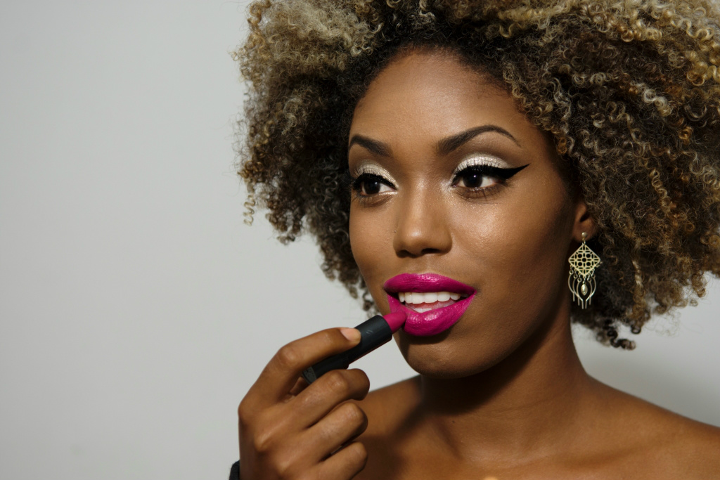 Para arrasar no Carnaval: make com glitter em apenas 5 passos Foto: Divulgação