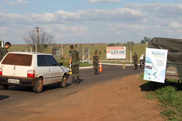 Equipe do 17º RC Mec participou de blitz para coibir tráfico, contrabando e alertar os motoristas. 