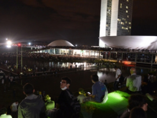 Manifestações populares ditaram prioridades no Congresso em 2013 Surpreendidos com a dimensão dos protestos pelo país, deputados e senadores viram a necessidade de trabalhar em sintonia com a população