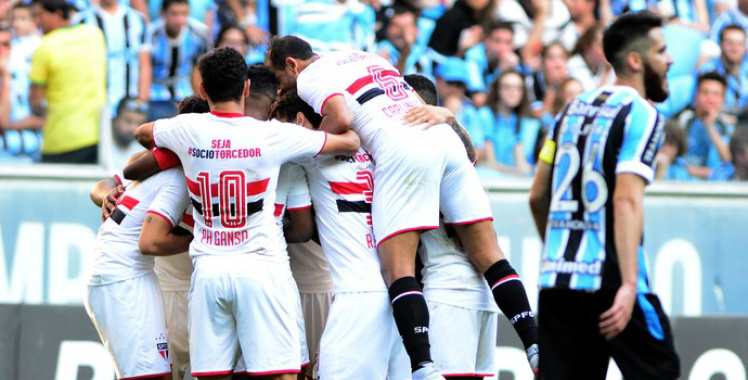No contra-ataque, São Paulo vence o Grêmio fora e segue na cola do G-4 No contra-ataque, São Paulo vence o Grêmio fora e segue na cola do G-4