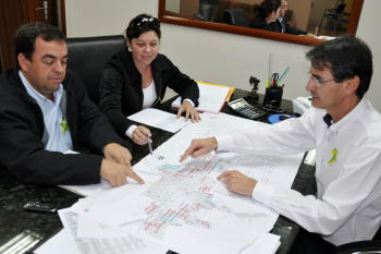 Amambai é um dos dois municípios do MS contemplado com o Pró-Transporte Prefeito Dirceu Lanzarini com o secretário de obras, Dilmar, e a diretora de Convênios, Jucélia, discutindo os locais que receberão investimentos do Pró-Transporte.
