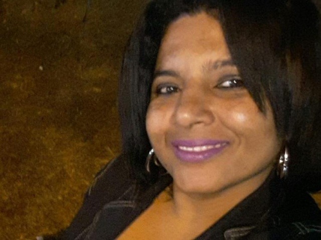 Para enganar PMs, dona de bar engole papelotes de droga, passal mal e morre Ednalva morreu após engolir 8 paradinhas de cocaína durante batida da polícia (Foto: reprodução/Facebook)