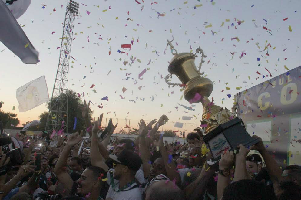 “Valeu a pena investir no futebol” Jogadores do Corumbaense recebem a taça de campeão e celebram a conquista do título com a torcida.Foto: Divulgação