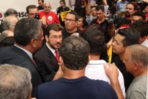 Com protesto de servidores, ALMS suspende e encerra sessão ordinária Deputados conversaram com servidores que protestaram contra tramitação da reforma previdenciária Foto: Assesoria