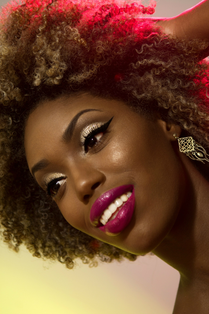 Para arrasar no Carnaval: make com glitter em apenas 5 passos Foto: Divulgação