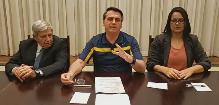 Ministro defende revisão nas demarcações de terras indígenas O presidente Jair Bolsonaro e o ministro Augusto Heleno participam de live semanal - Reprodução do Facebook