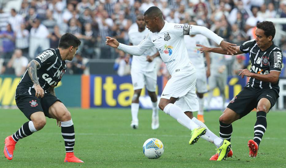 Corinthians e Santos empatam em clássico com tempos distintos Jogando na arena corintiana, o Santos passou sufoco no primeiro tempo, mas melhorou na segunda etapa e garantiu o empate por 1 a 1 no clássico (Foto: Daniel Teixeira/Estadão)