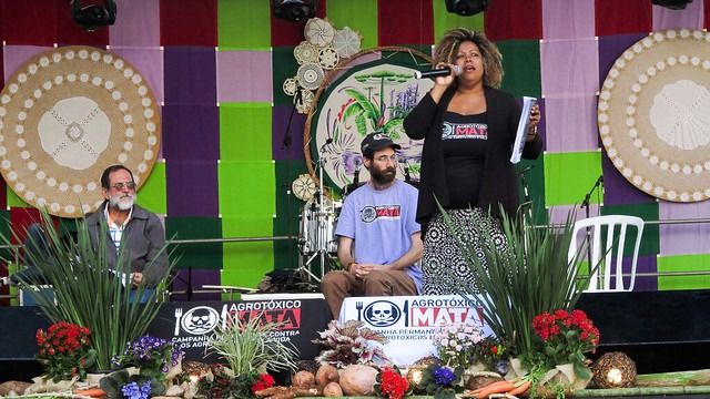 Venda de agrotóxicos altamente perigosos é mais intensa em países pobres Fran Paula, engenheira agrônoma e mestre em saúde pública, lecionou a aula pública “O envenenamento do povo brasileiro” / Foto: Luiza Damigo / ABA-Agroecologia