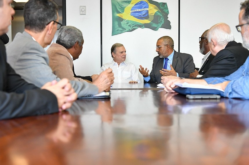 Tasso recebe sindicalistas para tratar de pontos da reforma da Previdência A iniciativa do encontro foi do senador Paulo Paim (de gravata azul). O relator da PEC, senador Tasso Jereissati (de branco) recebeu sindicalistas para dicutir pontos da reforma como tempo de contribuição para a seguridade, aposentadorias especiais e a PEC paralela