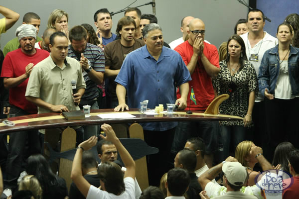 A influência da religião na vida dos jovens Igreja Pentecostal Bola de Neve: púlpito é uma prancha de surf.