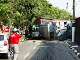 Colisão entre trens provoca vazamento de óleo em Cubatão, na Baixada Santista