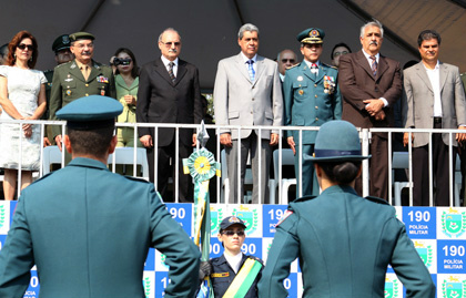 André avalia operação de segurança, entrega casas e homenageia Polícia Militar André avalia operação de segurança, entrega casas e homenageia Polícia Militar