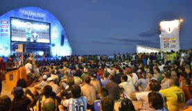 Areias de Copacabana viram palco de festa para torcedores holandeses