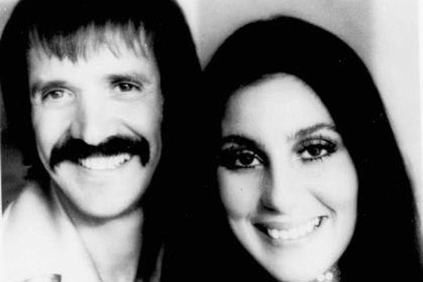 Casais apaixonados quando a música toca o coração Sonny Bono e Cher