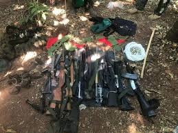 Polícia acredita que guerrilheiras mortas na fronteira eram argentinas Armas encontradas por militares paraguaios em acampamento de grupo terrorista na fronteira (Foto: Divulgação)