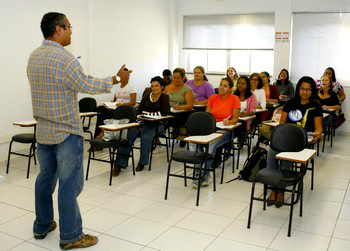 Governo garante formação complementar de professores