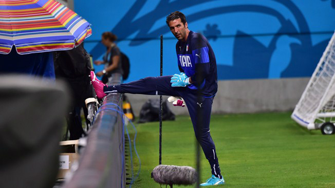 Buffon torce o tornozelo e preocupa Itália para estreia