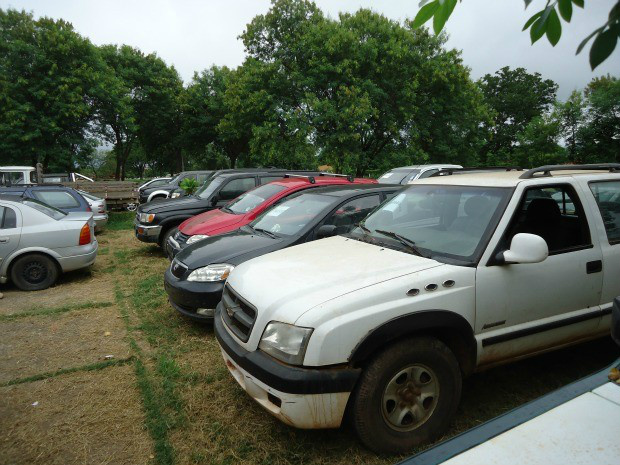 Veículos brasileiros que estão na Bolívia serão periciados em MS Carros que serão devolvidos em Porto Quijarro (Foto: Misael Maciel/TV Morena)