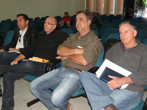 Cerca de 15 pessoas acompanharam a sessão. Entre elas o ex-vice-prefeito, José Aguiar; os secretários municipais Rodrigo Selhorst e José Luiz Karasek e o chefe do Detrat, Jabes Moreira Brum / Foto: Moreira Produções