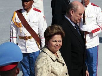 O ministro do Comércio e Investimento Externo, Rodrigo Malmierca, ao lado da presidente Dilma Rousseff durante visita a Havana.REUTERS/Stringer