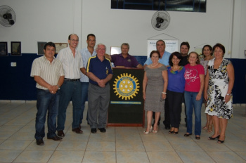 Rotary de Amambai repassa recursos para entidades Rotarianos com representantes das entidades beneficiadas.