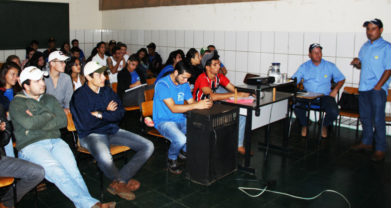 Agrônomos da Coopersa, Edson Júnior e Felipe Corsini realizam apresentação aos alunos da escola agrotécnica / Foto: Assessoria