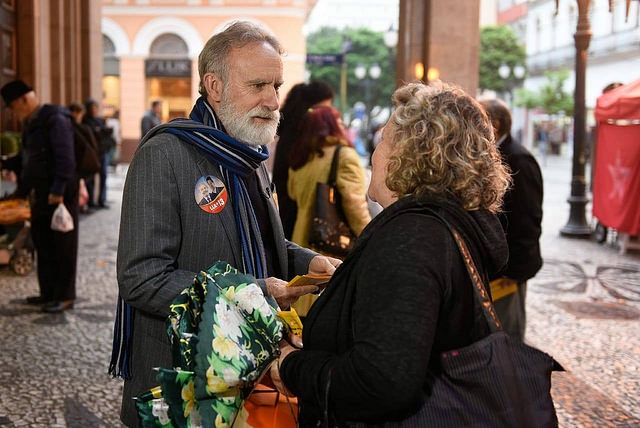Quando conversava com a população, o candidato foi surpreendido por uma bomba caseira jogada em cima dos seus pés / Henri Milleo
