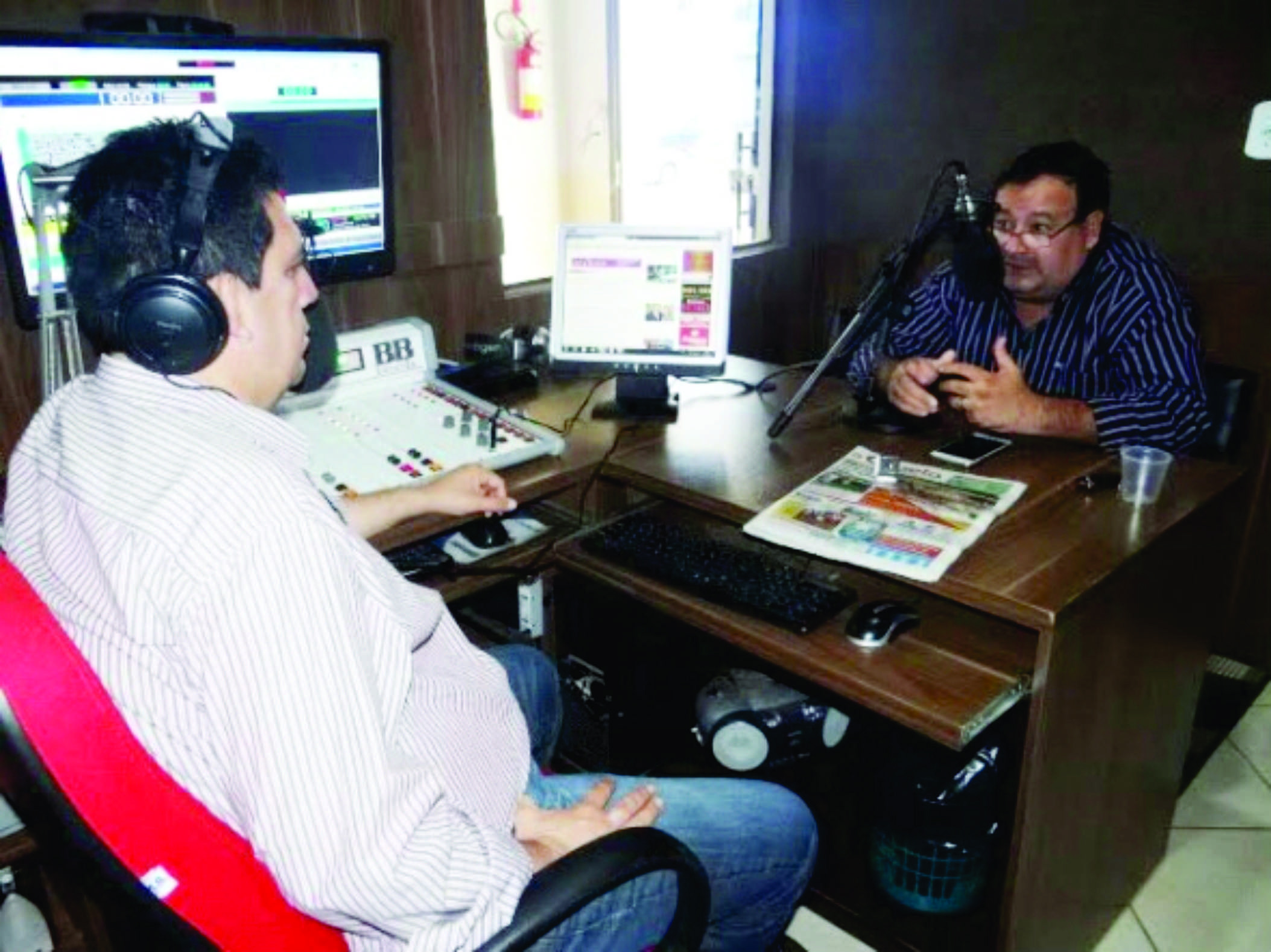 Dr. Bandeira: participar da vida política transcende a realização financeira Pré-candidato a prefeito de Amambai, Dr. Bandeira (PSDB), sendo entrevistado no programa Tribuna LivreFoto: Moreira Produções