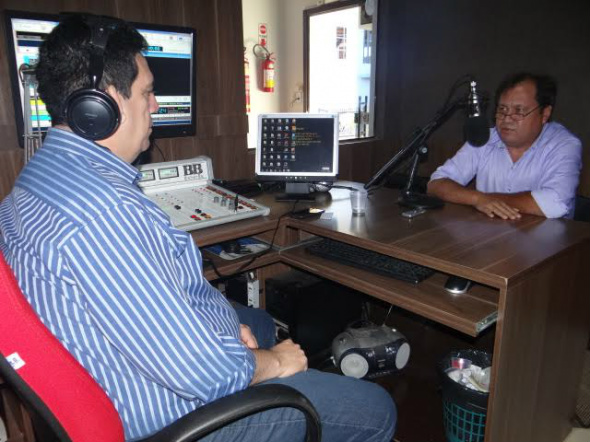 Edilso Vieira: o sonho é conquistar mais coisas para os amambaienses Pré-candidato a prefeito de Amambai, Edilso Vieira (PTN), sendo entrevistado no programa Tribuna Livre é Foto: Moreira Produções