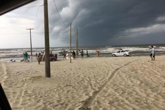 A Defesa Civil de Santa Catarina confirmou o fenômeno de tsunami meteorológico no município de Tubarão. Diversos carros foram parar dentro do mar Imagem de divulgação/Defesa Civil de Santa Catarina
