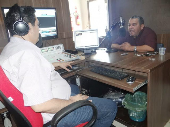 Valter Brito: apesar da crise tenho condições de atrair recursos para Amambai Pré-candidato a prefeito de Amambai, Valter Brito (DEM), sendo entrevistado no programa Tribuna Livre é Foto: Moreira Produções